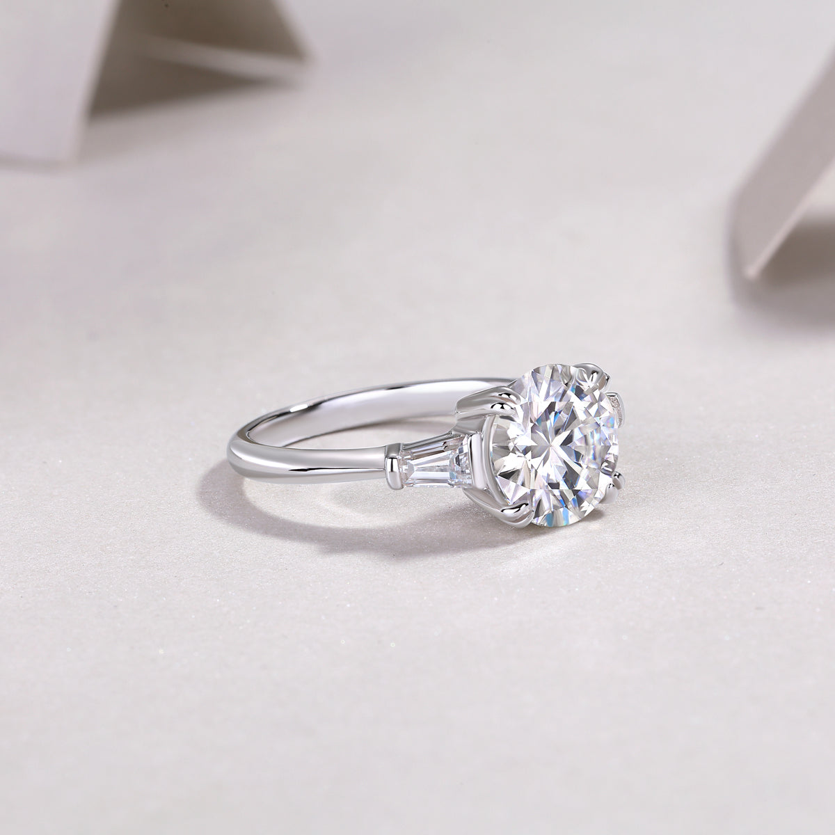A 3-carat eco-friendly diamond ring set with Moissanite S925 sterling silver plated with platinum