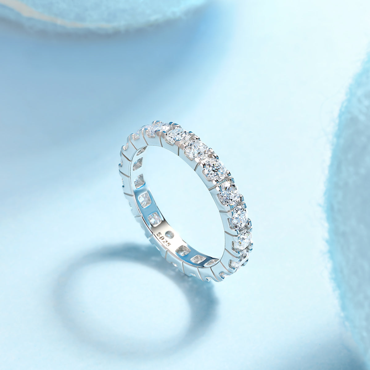 Utopia Wedding Ring - Fashionable and luxurious silver ring inlaid with moissanite comparable to natural diamonds