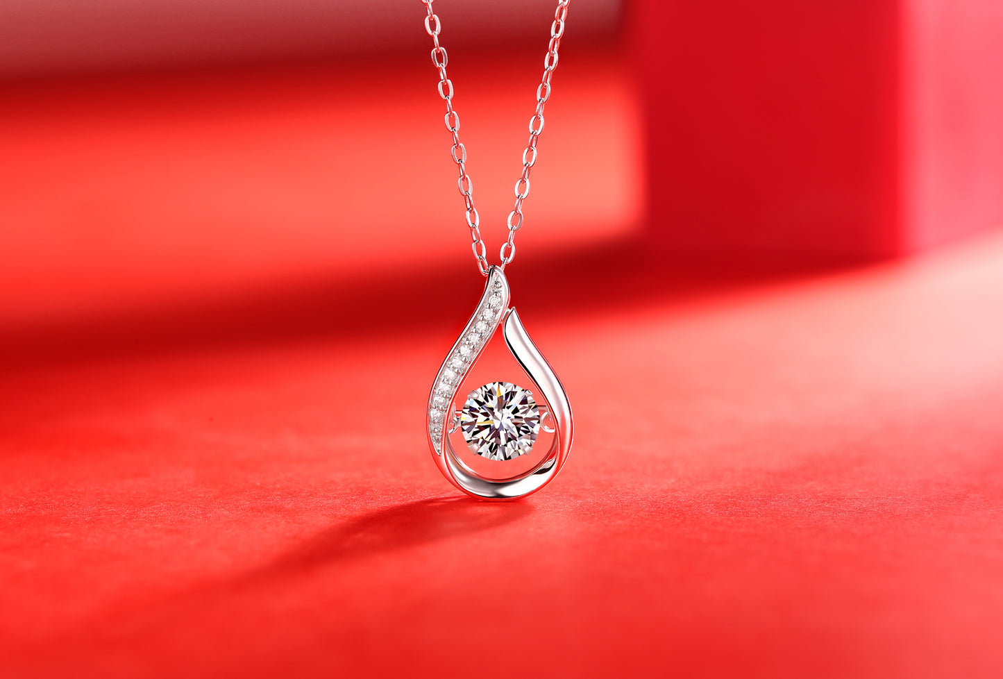 Smart-Moissanite-inlaid luxury fashion necklace pendant comparable to natural diamonds