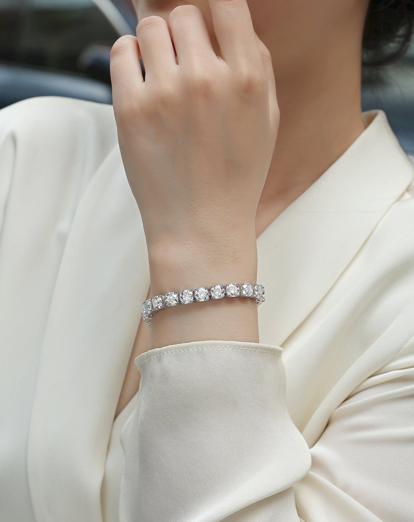 Gravitation - Fashionable and luxurious silver bracelet inlaid with moissanite comparable to natural diamonds