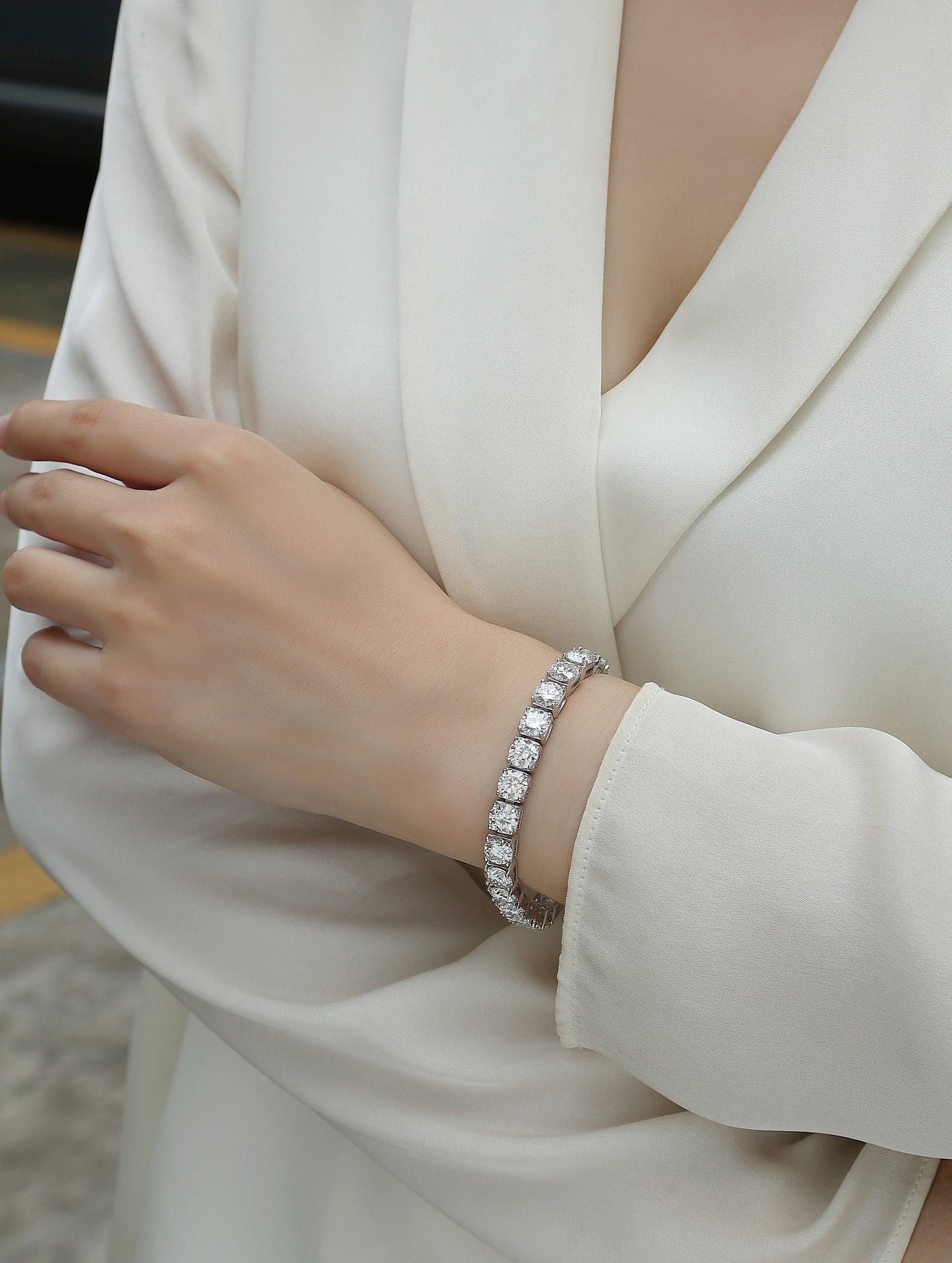 Gravitation - Fashionable and luxurious silver bracelet inlaid with moissanite comparable to natural diamonds