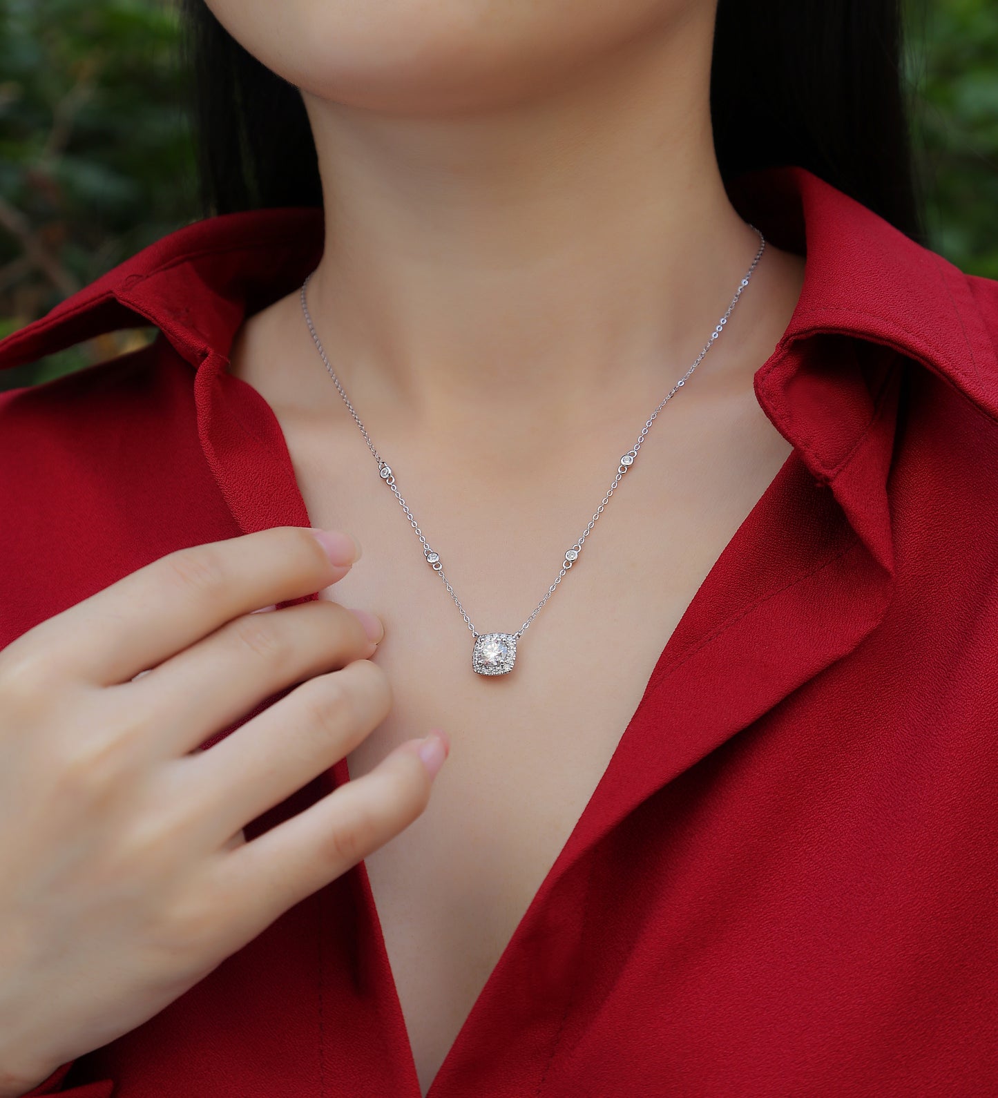 Yuan-Moissanite-inlaid luxury fashion necklace pendant comparable to natural diamonds