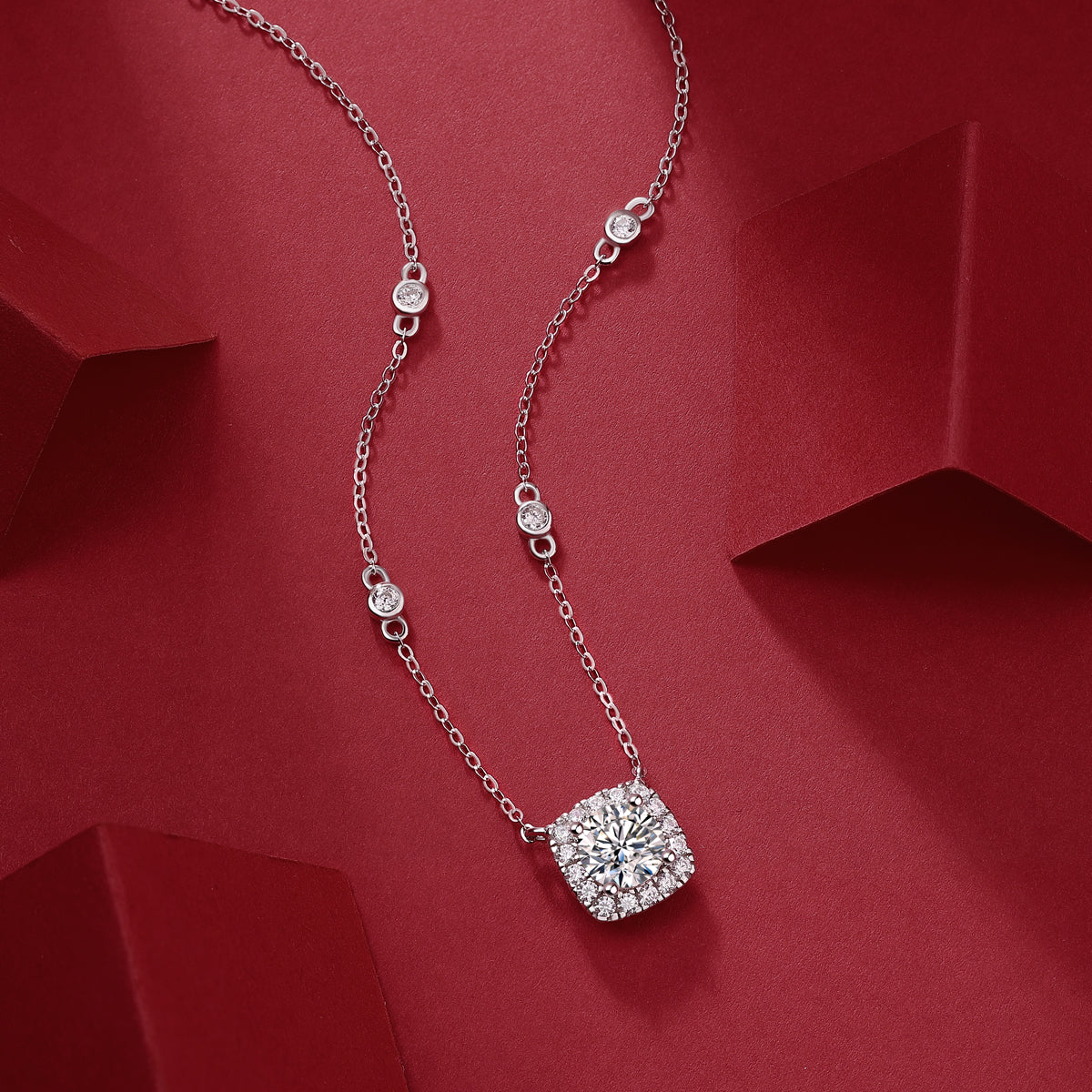 Yuan-Moissanite-inlaid luxury fashion necklace pendant comparable to natural diamonds