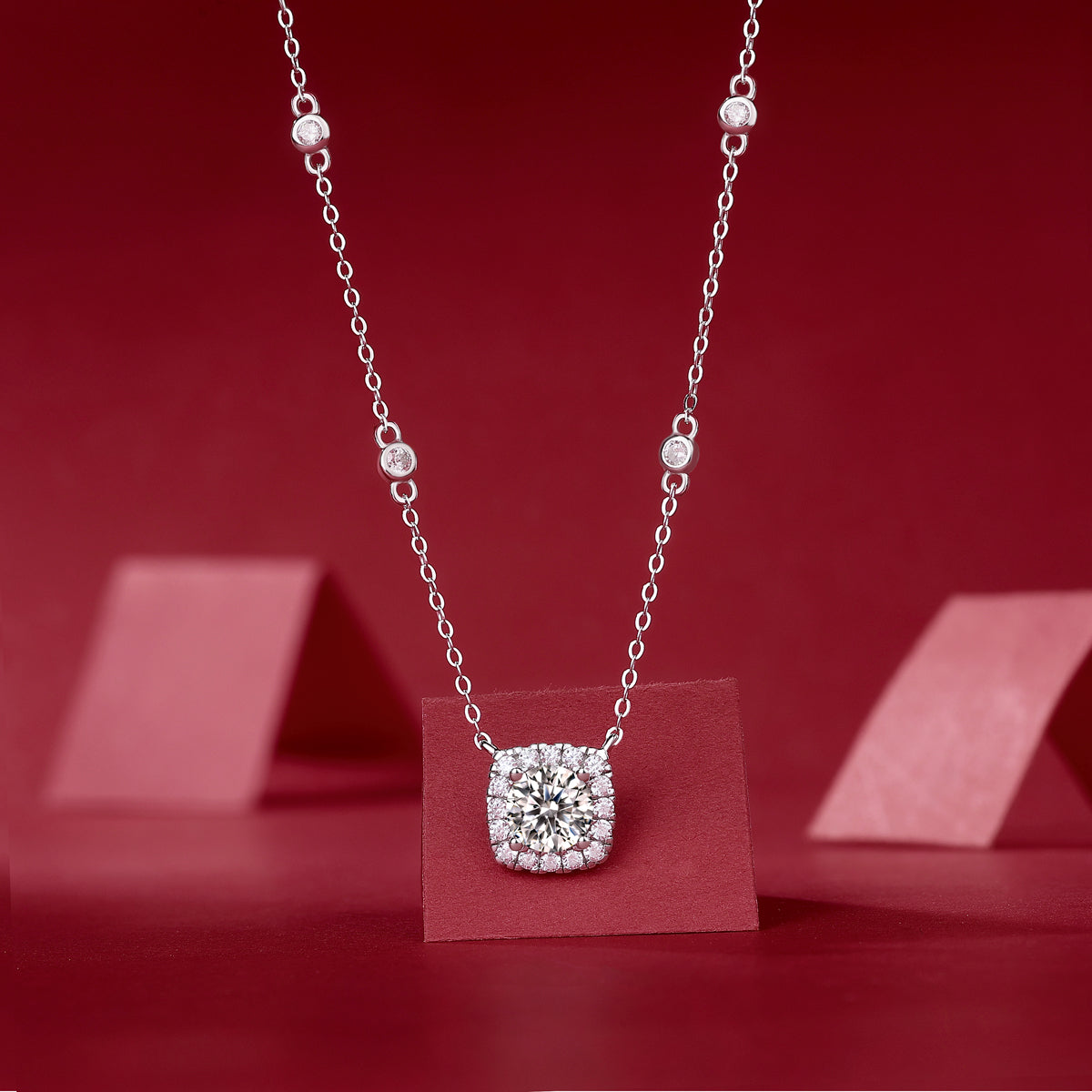 Yuan-Moissanite-inlaid luxury fashion necklace pendant comparable to natural diamonds