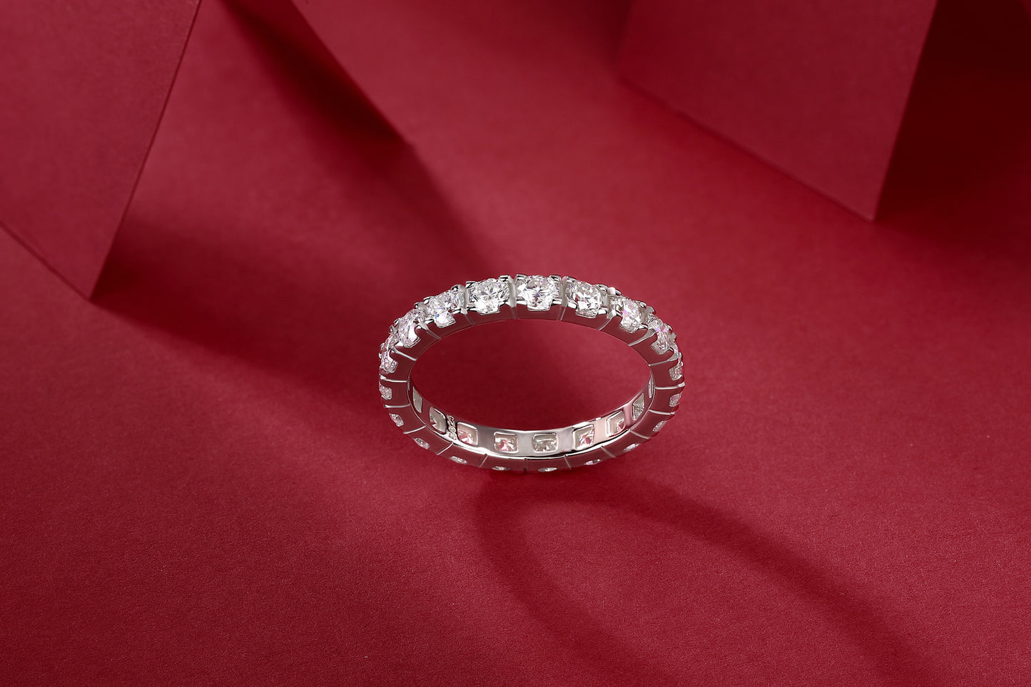 Utopia Wedding Ring - Fashionable and luxurious silver ring inlaid with moissanite comparable to natural diamonds