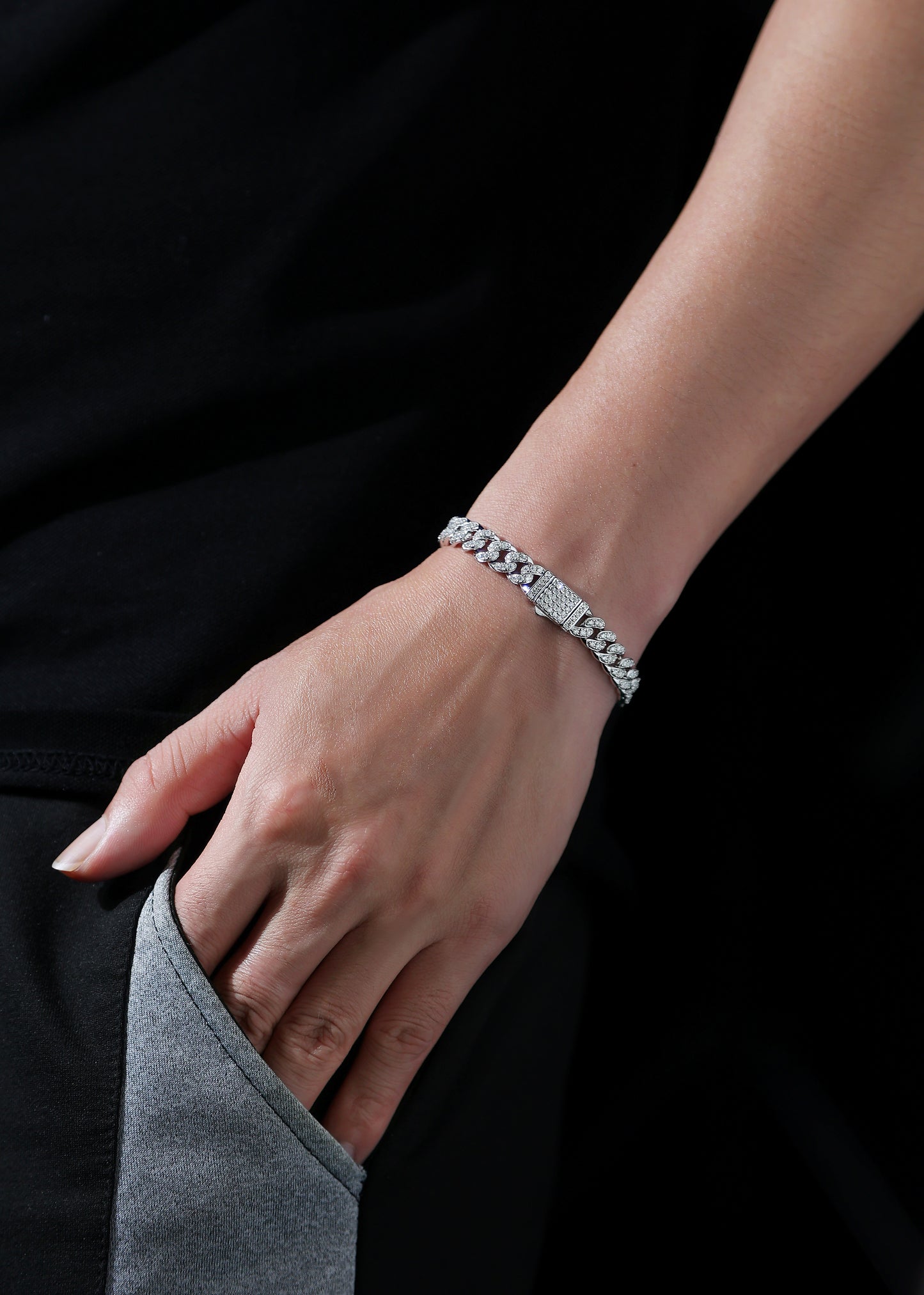 Light of Faith - Fashionable and luxurious silver bracelet inlaid with moissanite comparable to natural diamonds