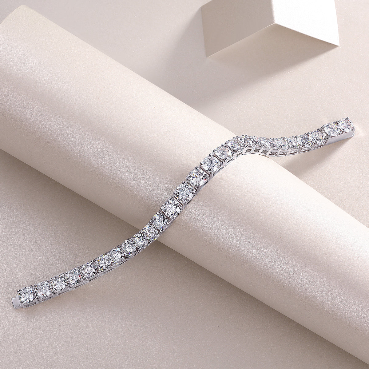 Gravitation - Fashionable and luxurious silver bracelet inlaid with moissanite comparable to natural diamonds